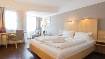 Habitación clásica doble, balcón | Ropa de cama hipoalergénica, caja fuerte, escritorio y wifi gratis