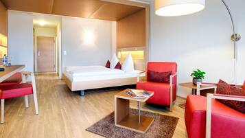 Kahden hengen superior-huone, parveke | Tallelokero huoneessa, työpöytä, ilmainen Wi-Fi, vuodevaatteet