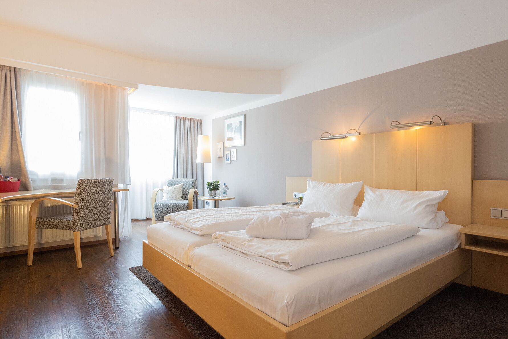 Klassieke tweepersoonskamer, balkon | Een kluis op de kamer, een bureau, gratis wifi, beddengoed