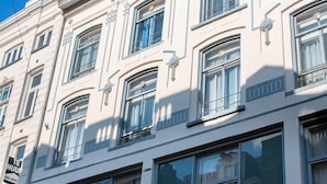 A hotel building with large windows and a sign that reads "Hotel Boria." - Hotel Doria (Amsterdam)