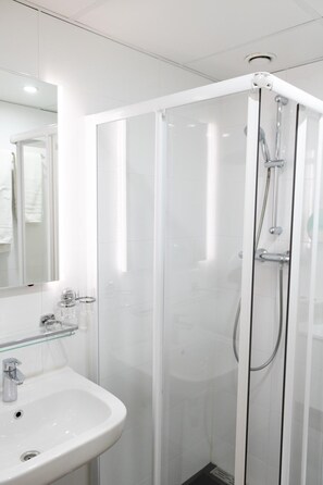 Triple Room | Bathroom | Towels
