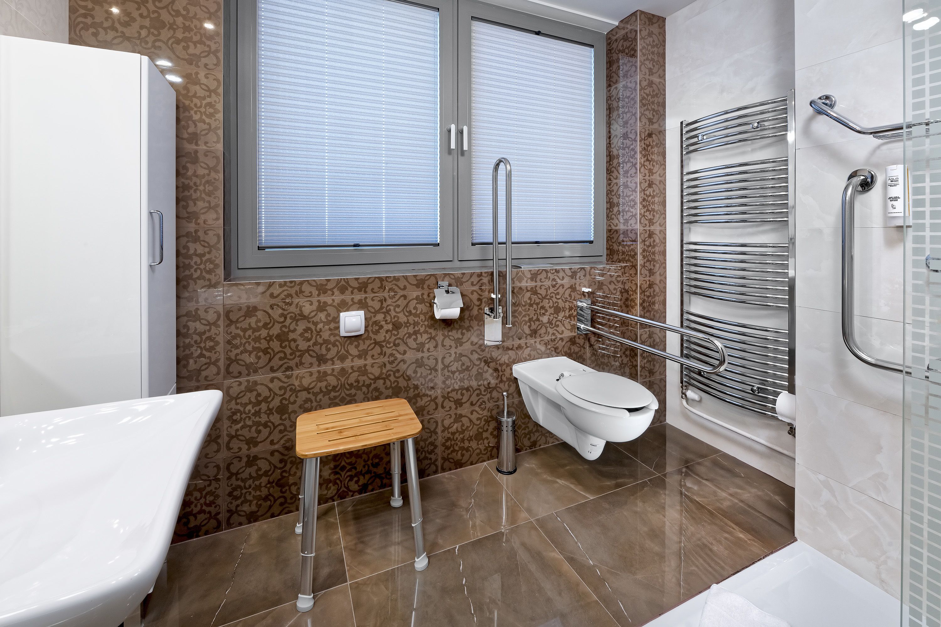 triple room | bathroom | shower, free toiletries, hair dryer, towels