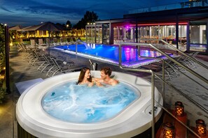 Outdoor spa tub - Hotel Aura Design & Garden Pool (Prague)