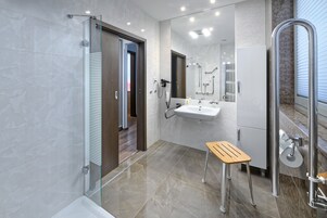 Quarto triplo | Banheiro | Chuveiro, produtos de toalete grátis, secador de cabelo 