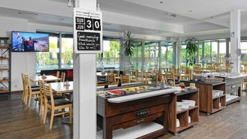 Se ofrece un desayuno bufé (10 EUR por persona)