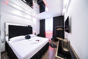 Elegant with free pool access | Roupas de cama antialérgicas, cofres nos quartos, cortinas blackout