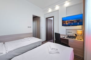 Hypo-allergenic bedding, in-room safe, blackout curtains, soundproofing - Hotel Aura Design & Garden Pool (Prague)