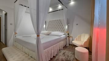 Glamour double with free pool access | Allergikerbettwaren, Zimmersafe, Verdunkelungsvorhänge
