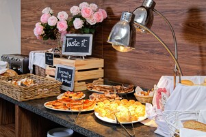 Café da manhã com buffet diário (EUR 12 por pessoa) 