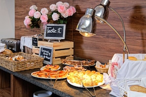 Petit déjeuner buffet (10 EUR par personne)