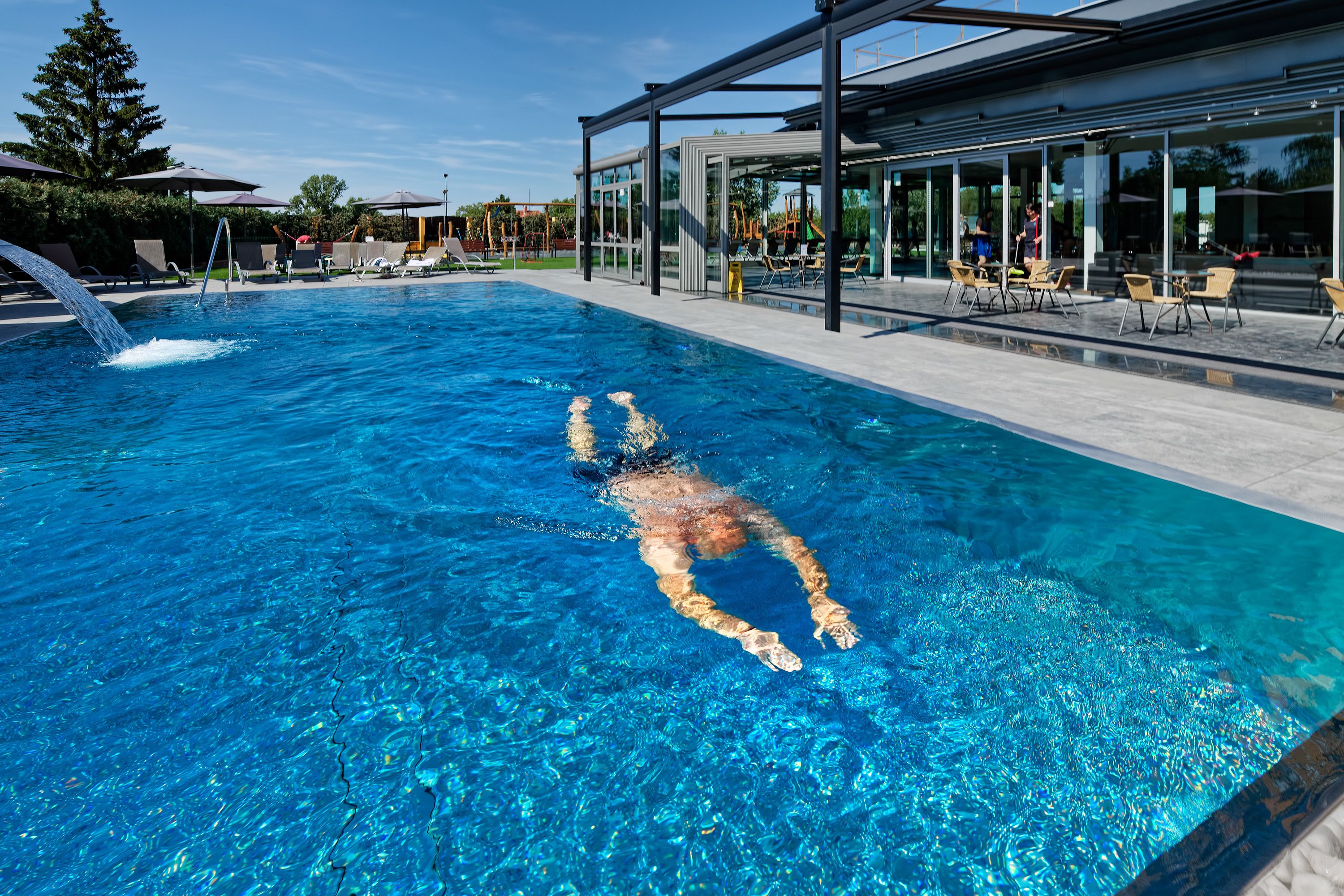 Udendørs pool, åben fra kl. 07.00 til kl. 22.00, parasoller, liggestole
