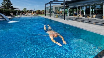 Udendørs pool, åben fra kl. 07.00 til kl. 22.00, parasoller, liggestole