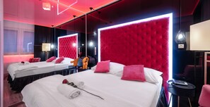 Pink double with free pool access | Allergitestet sengetøy, safe på rommet, blendingsgardiner og lydisolert