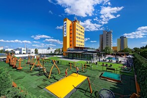 Children's play area - outdoor - Hotel Aura Design & Garden Pool (Prague)