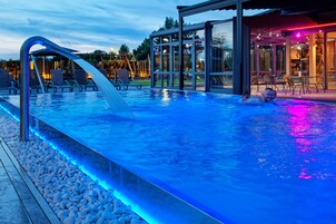 Piscina externa, funciona das 7h às 22h, guarda-sóis, espreguiçadeiras