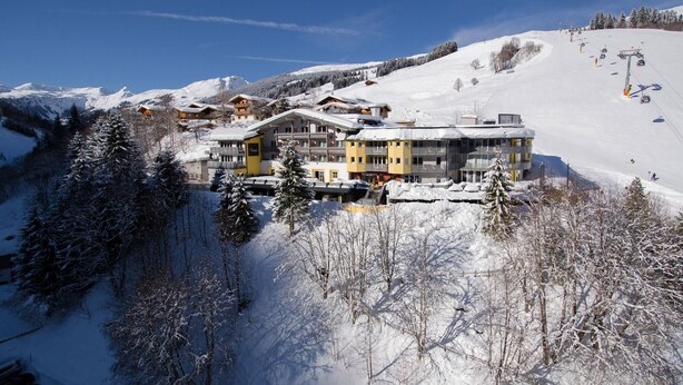 Estació d'esquí a la muntanya, amb edificis, telefèrics i pistes de neu.