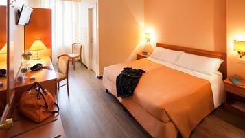 Standaard kamer, 1 twee- of 2 eenpersoonsbedden | Een minibar, een kluis op de kamer, een bureau, verduisterende gordijnen