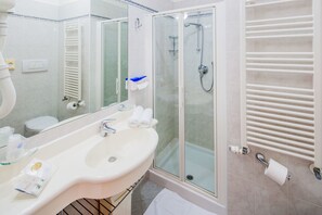 Comfort Double or Twin Room, Balcony | Bathroom | Shower, free toiletries, hair dryer, bathrobes - Hotel Curtis Centrale (Alassio)