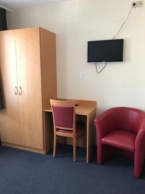 Bureau, fer et planche à repasser, Wi-Fi gratuit, draps fournis