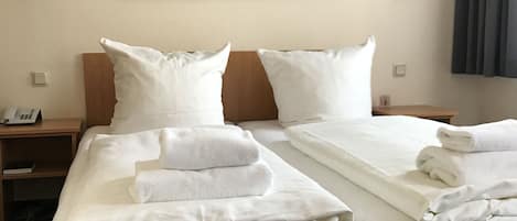Twin Room | Desk, iron/ironing board, free WiFi, bed sheets
