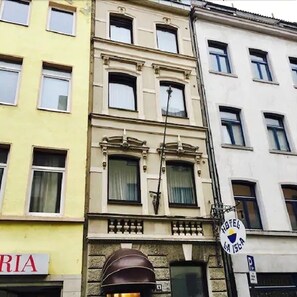 Property entrance - Hotel La Isla (Cologne)