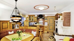 Appartement supérieur, 2 chambres | Repas dans la chambre