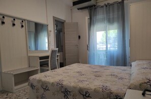 Desk, cribs/infant beds - Hotel Vianello (Jesolo)