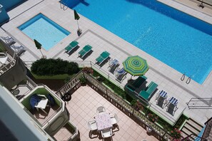 Seasonal outdoor pool, pool umbrellas, sun loungers - Hotel Vianello (Jesolo)
