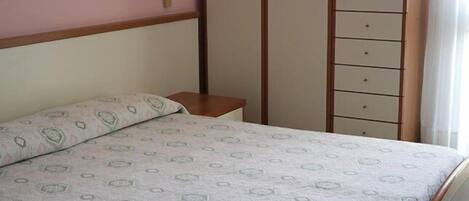 Desk, cribs/infant beds