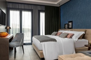 Une chambre d’hôtel équipée d’un lit, d’un bureau, d’une chaise et offrant une vue sur l’extérieur.