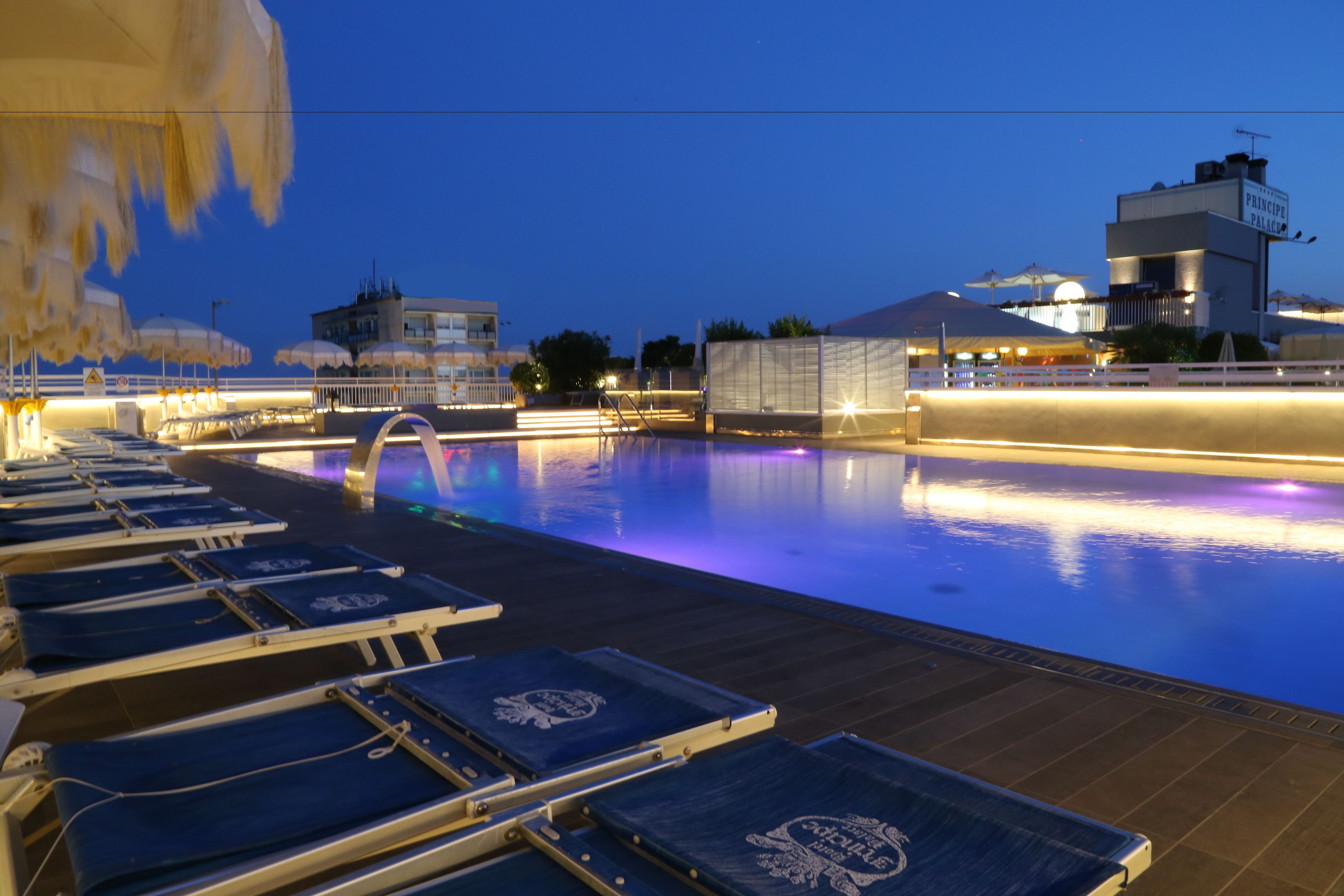 Außenpool, Pool auf dem Dach, Liegestühle