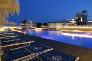 Una piscina al aire libre, una piscina en la azotea