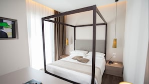 In-room safe, desk, bed sheets - Principe Palace (Jesolo)