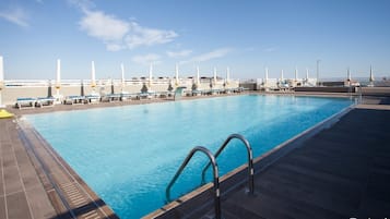 Piscina all'aperto, una piscina in terrazza, lettini