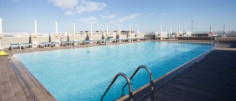 Hồ bơi ngoài trời, hồ bơi tại sân thượng, ghế dài tắm nắng