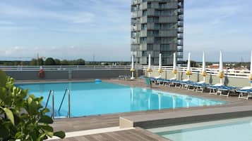 Piscine extérieure, piscine sur le toit, chaises longues