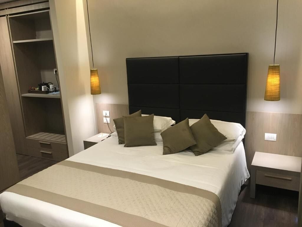 Coffres-forts dans les chambres, bureau, draps fournis