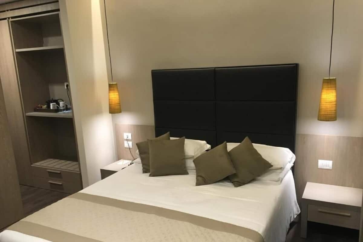 In-room safe, desk, bed sheets