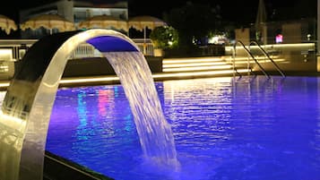 Piscina externa, piscina no terraço, espreguiçadeiras