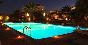 Utendørsbasseng, bassengparasoller og solsenger