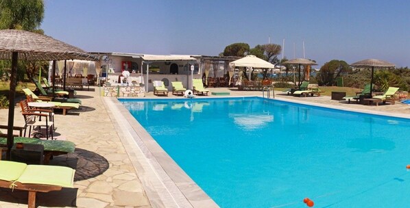 Piscine extérieure, parasols de plage, chaises longues