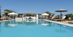 Piscine extérieure, parasols de plage, chaises longues
