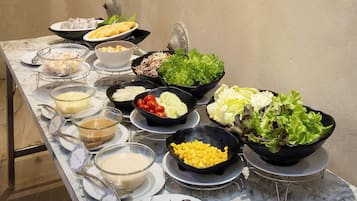 Petit déjeuner anglais (320 THB par personne)