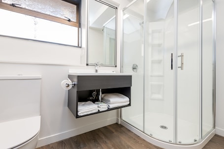 Deluxe King & Single or Triple Studio | Bathroom | Shower, free toiletries, hair dryer, towels. Queen Street Studios