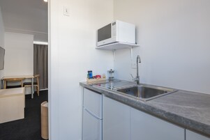 Estudio Deluxe | Cocina básica privada | Frigorífico, microondas, cafetera o tetera y hervidor eléctrico