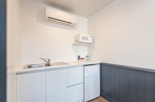 Habitación triple Deluxe (Double/Triple) | Cocina básica privada | Frigorífico, microondas, cafetera o tetera y hervidor eléctrico