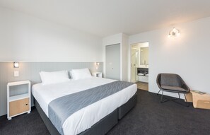 Deluxe King & Single or Triple Studio | Soundproofing, iron/ironing board, free WiFi, bed sheets - Queen Street Studios (Richmond)