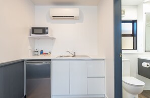 Deluxe King or Twin Studio | Private kitchenette | Fridge, microwave, coffee/tea maker, electric kettle - Queen Street Studios (Richmond)