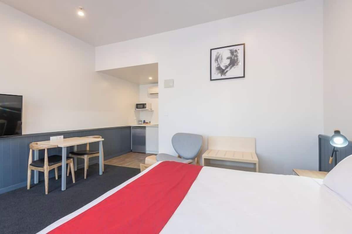 Sistema de insonorización, tabla de planchar con plancha y wifi gratis