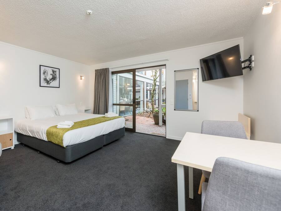 Deluxe King or Twin Studio | Soundproofing, iron/ironing board, free WiFi, bed sheets